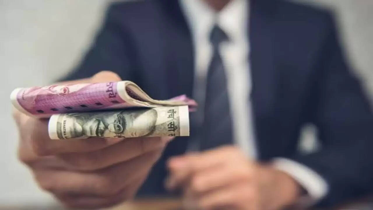 केंद्रीय कर्मचारियों के लिए 8वें वेतन आयोग की संभावनाएं: वेतन वृद्धि और एरियर भुगतान