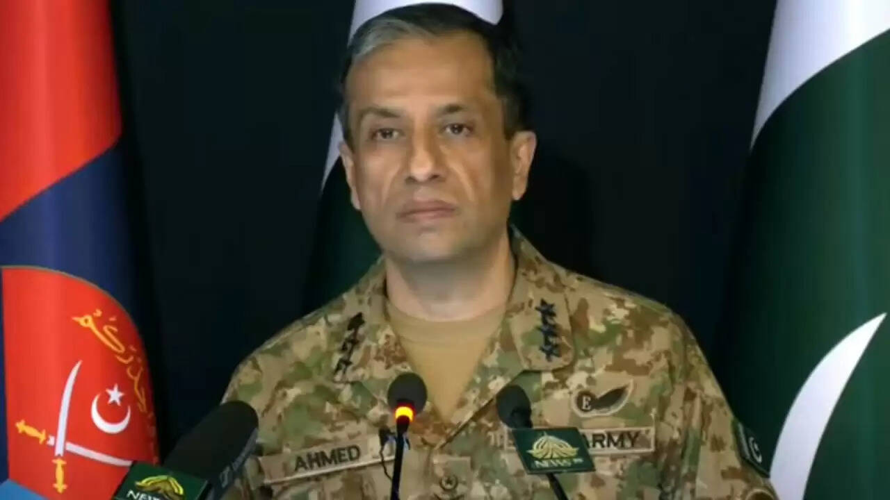पाकिस्तान की सेना का आक्रामक रुख: जनरल अहमद शरीफ का विवादास्पद बयान