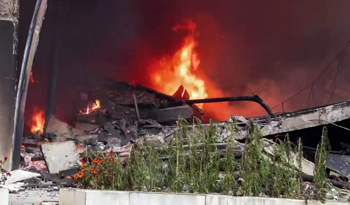 मिस्र में आग लगने से इमारत ढही, 11 लोगों की मौत