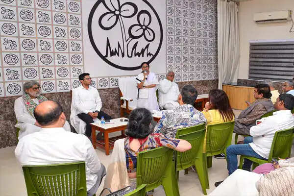 TMC में ममता बनर्जी के फैसले से महिला सांसदों में नाराजगी, बगावत का खतरा