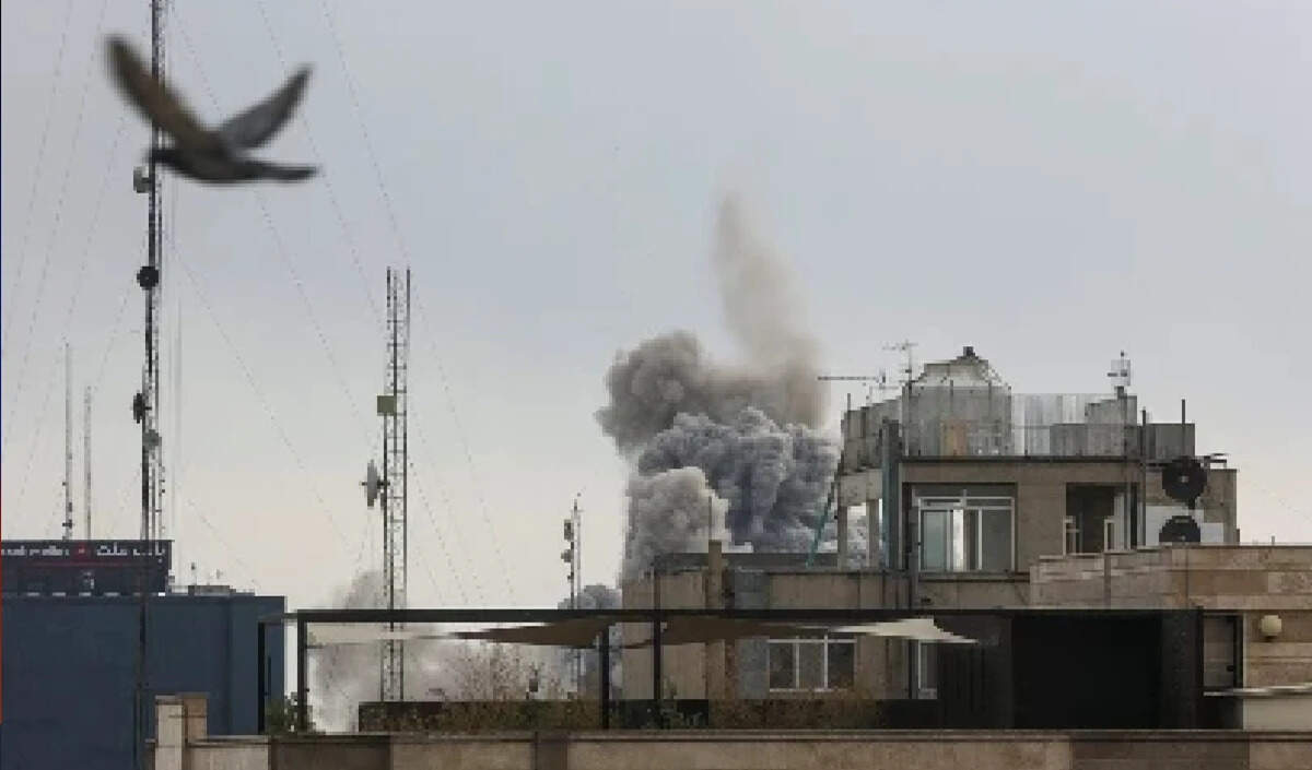 इजरायल में हमले से 30 लोग घायल, कच्चे तेल की कीमतों में वृद्धि