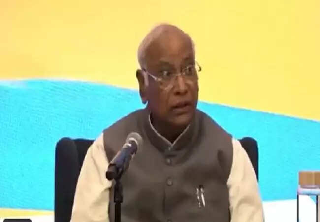 कांग्रेस अध्यक्ष खरगे ने मनमोहन सिंह फेलोज़ को दी बधाई, राजनीति में पेशेवरों की भूमिका पर जोर