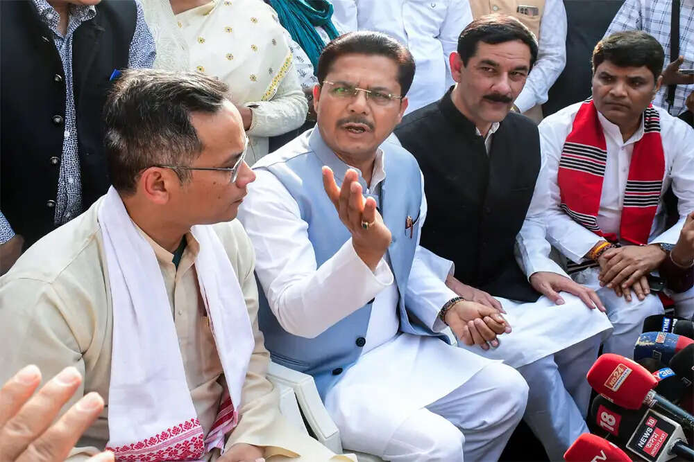 क्या कांग्रेस के नेता भाजपा के लिए काम कर रहे हैं?