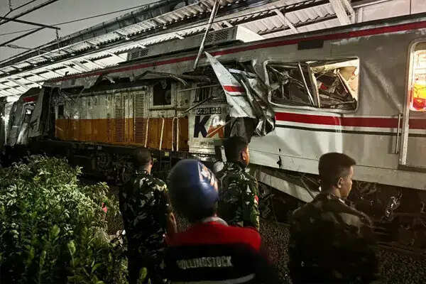 जकार्ता में ट्रेन दुर्घटना: 14 लोगों की जान गई, महिलाओं के डिब्बे को लगी टक्कर