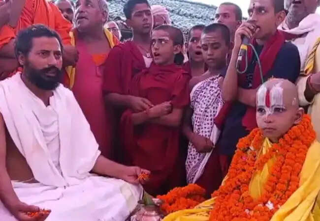 11 वर्षीय शास्वत शौर्य तिवारी बने नए महंत, मझौवा मठ में हुआ अभिषेक