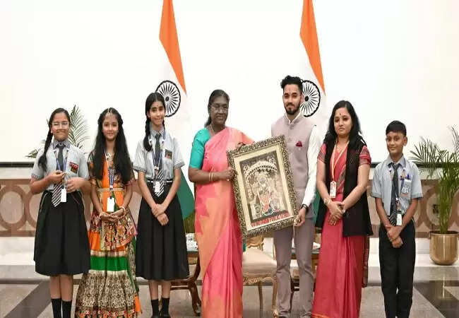 रक्षाबंधन पर राष्ट्रपति द्रौपदी मुर्मू को ब्रज की छात्राओं ने बांधी राखी
