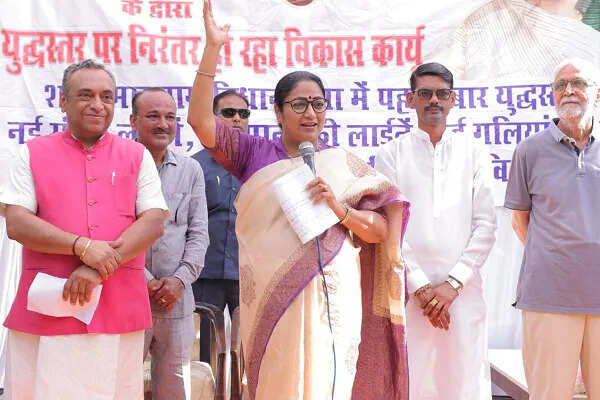 मुख्यमंत्री रेखा गुप्ता ने शालीमार बाग में विकास परियोजनाओं का उद्घाटन किया