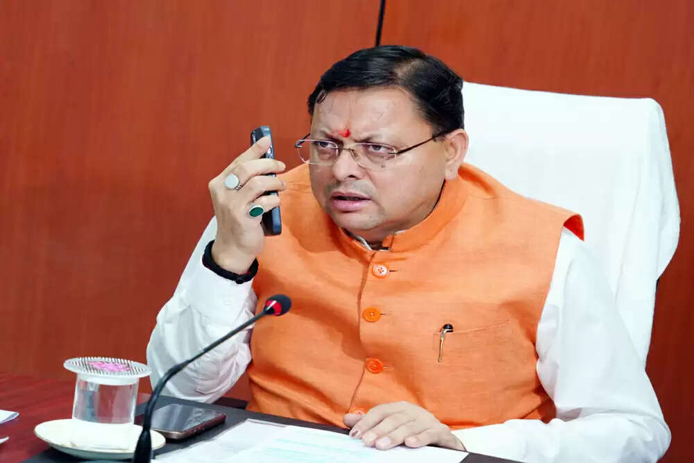 उत्तराखंड में आपदा प्रभावित क्षेत्र का दौरा करते हुए मुख्यमंत्री धामी ने सहायता का आश्वासन दिया