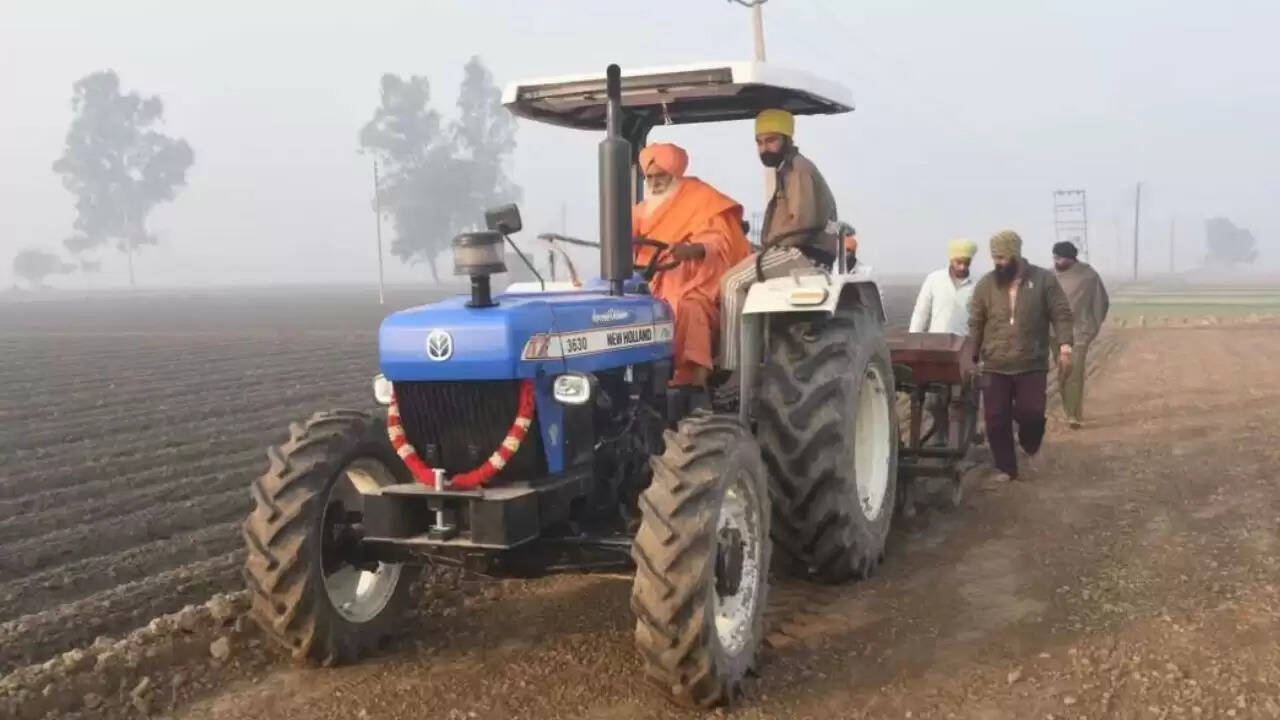 पंजाब में बाढ़ राहत: सांसद बलबीर सिंह सीचेवाल ने किसानों के साथ की मेहनत
