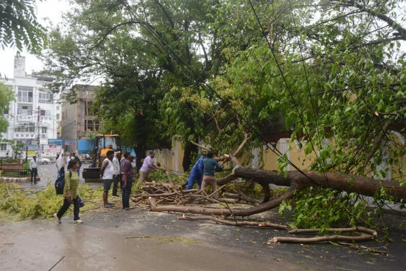 उत्तर प्रदेश में मौसम अपडेट: आंधी और बारिश से 13 लोगों की मौत