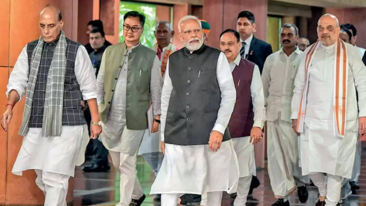क्या कांग्रेस के युवा नेता हैं असुरक्षित? पीएम मोदी की चाय पार्टी में उठे सवाल