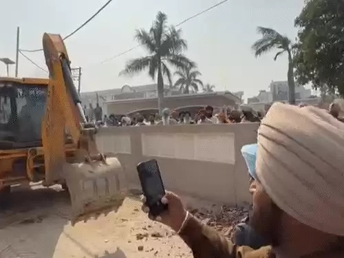 कांग्रेस विधायक सुखपाल खैहरा के घर पर प्रशासन की कार्रवाई से तनाव का माहौल