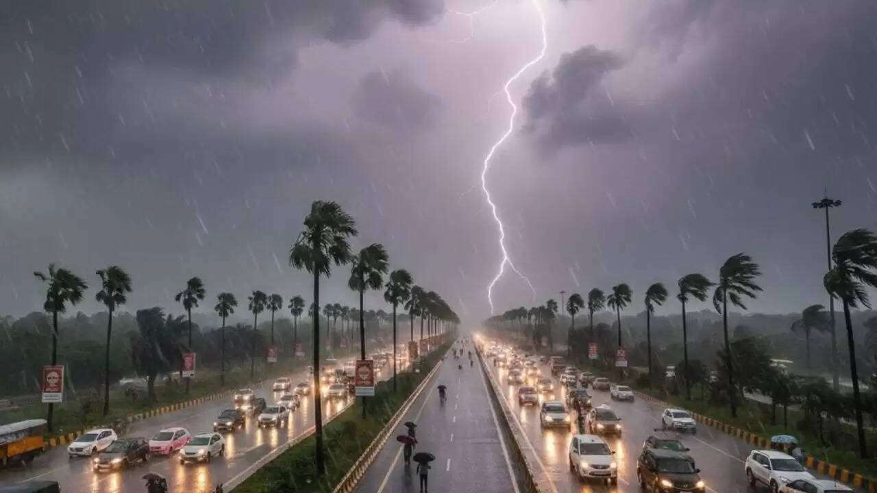 दक्षिण भारत में भारी बारिश का अलर्ट, उत्तर भारत में ठंड का आगाज़