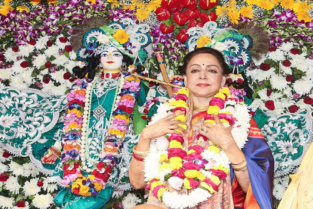 हेमा मालिनी ने जन्माष्टमी पर यशोदा मां का रूप धारण किया