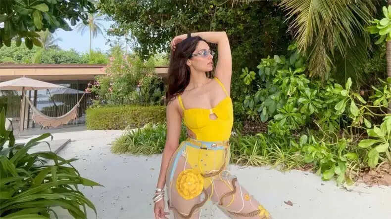 मानुषी छिल्लर का मालदीव में येलो मोनोकिनी में जलवा
