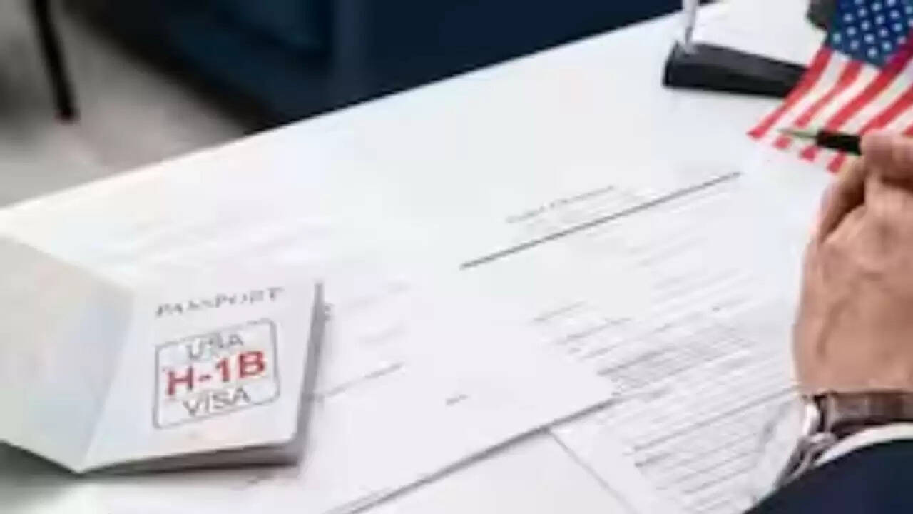 H-1B वीजा धारकों की मुश्किलें: भारत में फंसे भारतीय पेशेवरों का संकट