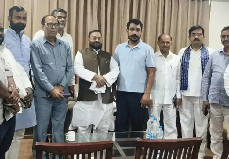 उत्तर प्रदेश में तीसरे मोर्चे की संभावनाएं: स्वामी प्रसाद मौर्य और चंद्रशेखर आजाद की मुलाकात