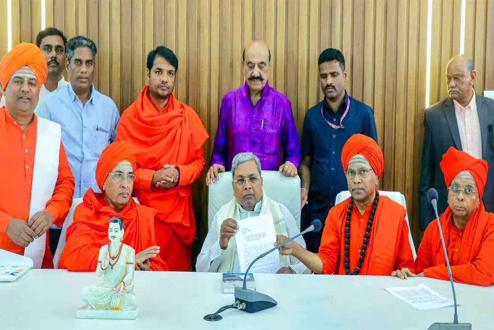 कर्नाटक में लिंगायत विवाद: क्या मुख्यमंत्री सिद्धारमैया धर्म को बांटने की कोशिश कर रहे हैं?