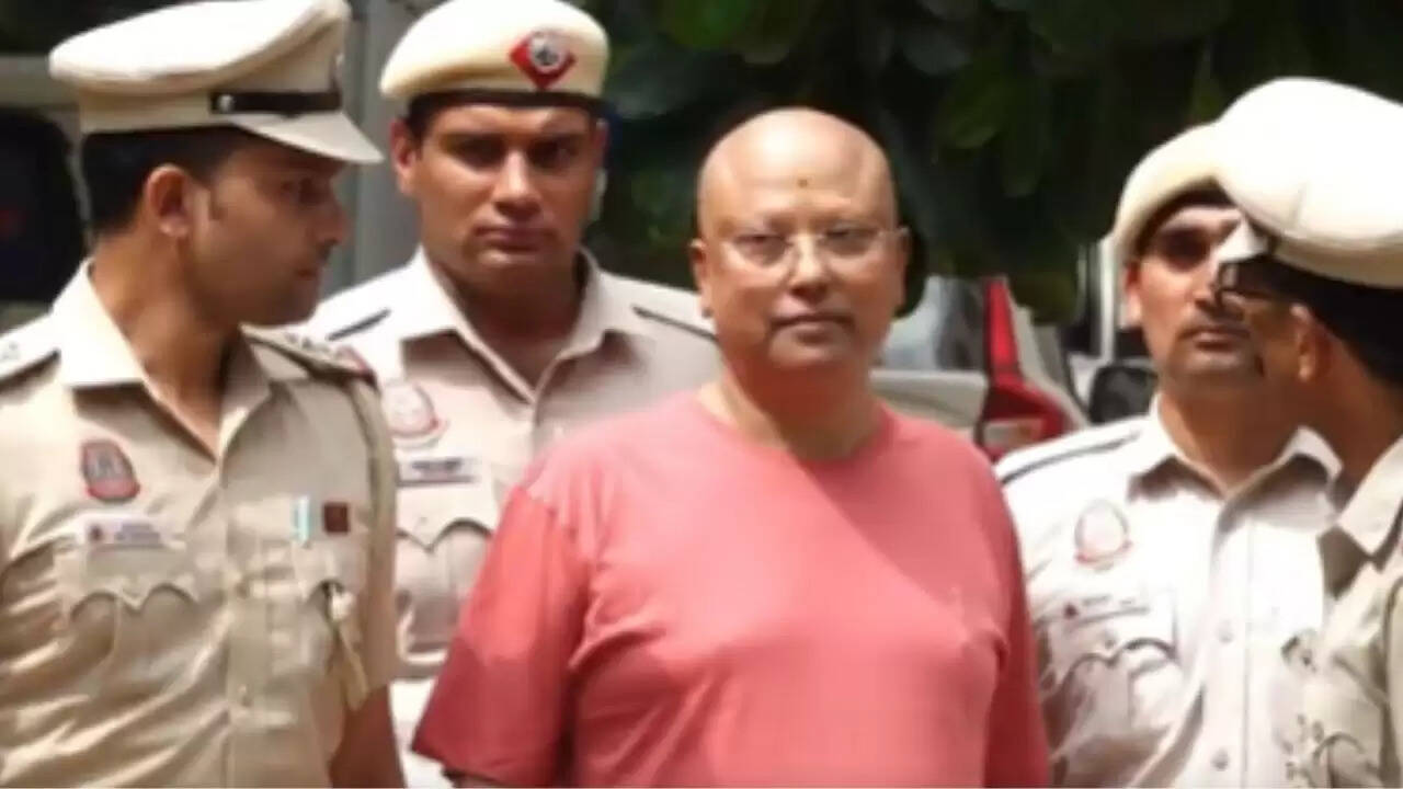 दिल्ली में चैतन्यानंद बाबा की गिरफ्तारी: छात्राओं के साथ अश्लील चैट का खुलासा