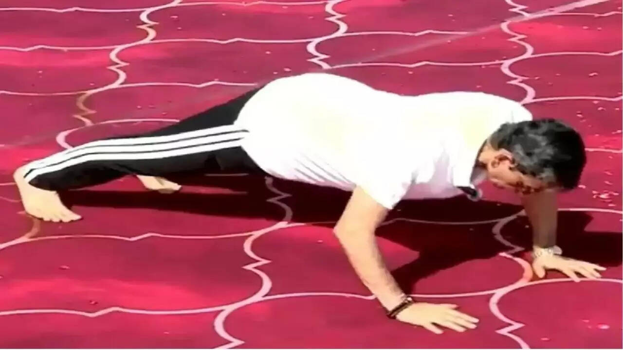 तमिलनाडु के राज्यपाल आर.एन. रवि ने योग दिवस पर 51 पुश-अप कर सबको किया हैरान