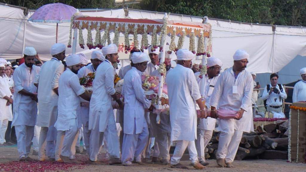(अपडेट) ग्वालियर: राजमाता का राजसी परंपरा से हुआ अंतिम संस्कार, पुत्र ज्योतिरादित्य ने दी मुखाग्नि