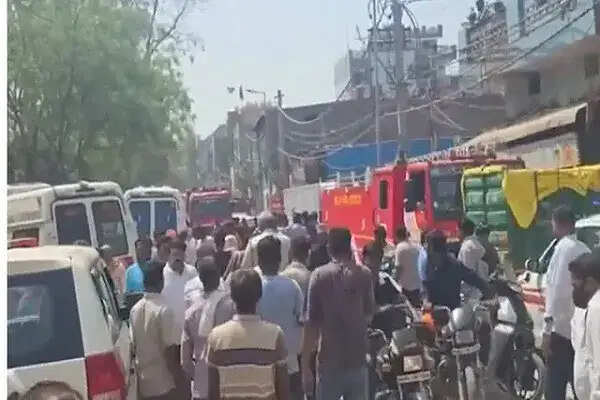 दिल्ली के मुकुंदपुर में एलपीजी सिलेंडर विस्फोट से मकान ढहा, 6 लोगों को बचाया गया