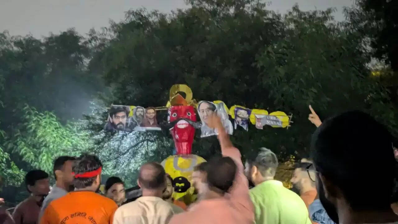 जेएनयू कैंपस में दशहरा पर तनाव, रावण दहन के दौरान उमर खालिद के पोस्टर जलाए गए