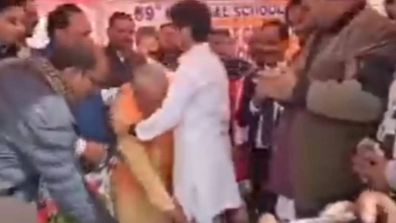 वीडियो में दिखे देवेंद्र जैन ने महार्यमन सिंधिया के पैर छूकर किया सम्मानित