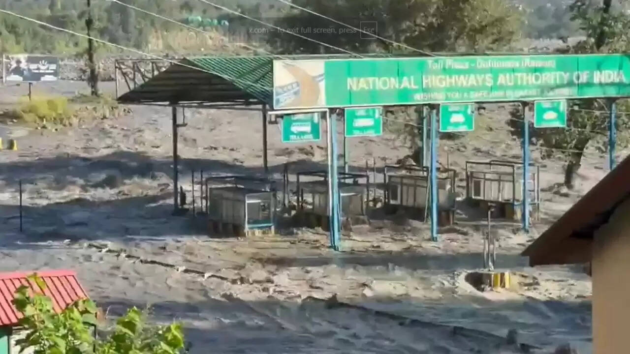 हिमाचल प्रदेश में बाढ़ का कहर: चंडीगढ़-मनाली राजमार्ग पर फंसे सैकड़ों वाहन