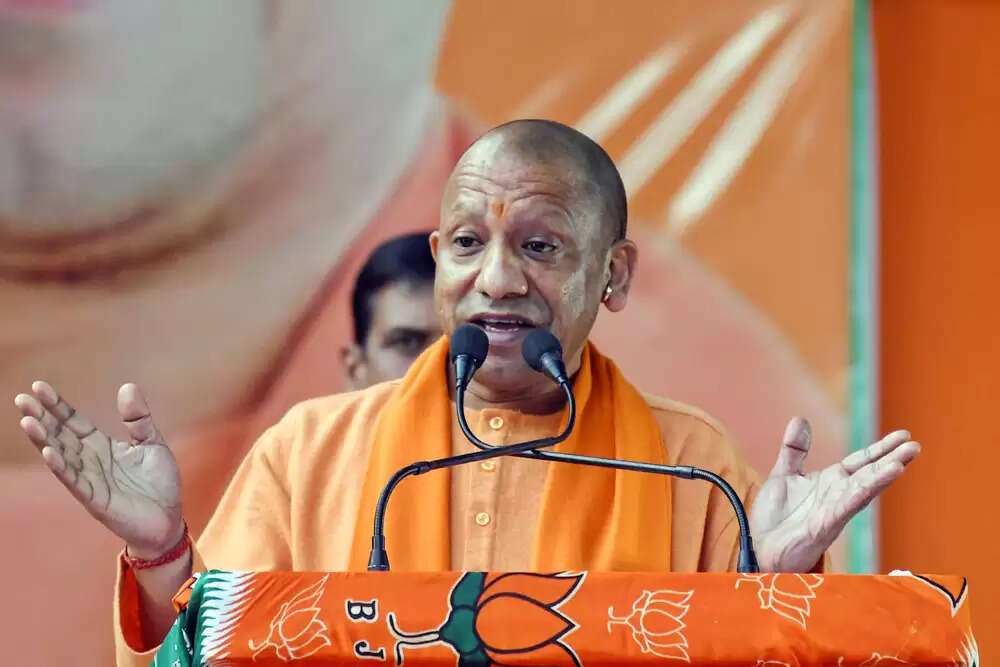 मुख्यमंत्री योगी आदित्यनाथ ने जनता दर्शन में सुनीं समस्याएं, दिए सख्त निर्देश