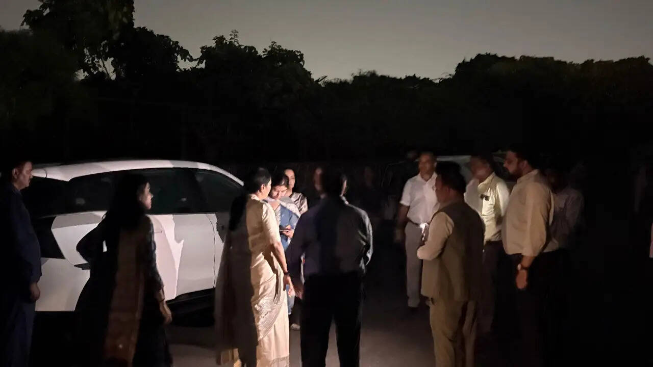 दिल्ली विश्वविद्यालय में मुख्यमंत्री रेखा गुप्ता का आकस्मिक दौरा: सुरक्षा और सुविधाओं पर चर्चा
