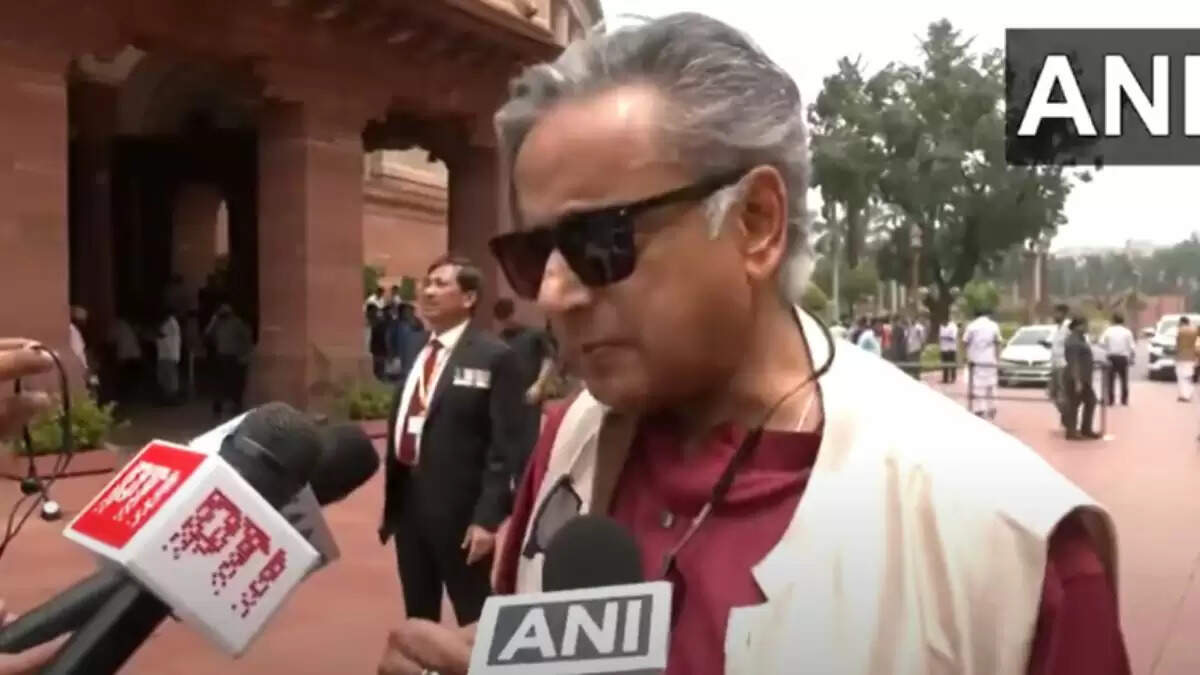 डोनाल्ड ट्रंप ने भारत पर 25% टैरिफ लगाया, विपक्ष ने सरकार को घेरा