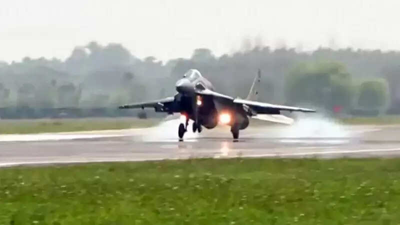 पुणे एयरपोर्ट पर भारतीय वायुसेना के विमान की हार्ड लैंडिंग, उड़ान सेवाएं प्रभावित