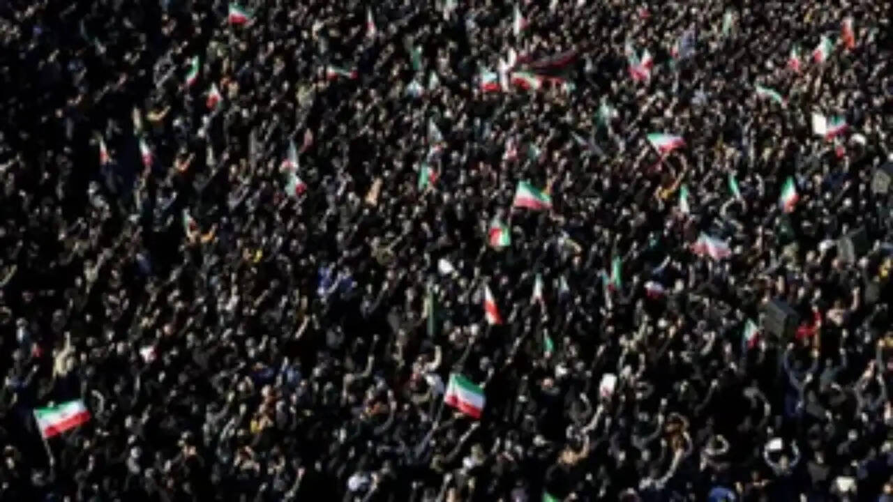 ईरान में अयातुल्लाह खामेनेई के निधन के बाद शोक और विरोध का माहौल