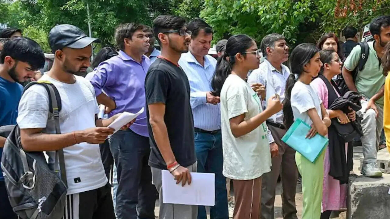 NEET UG 2026: परीक्षा के दिन पहनने के लिए सही कपड़े और जरूरी दस्तावेज़