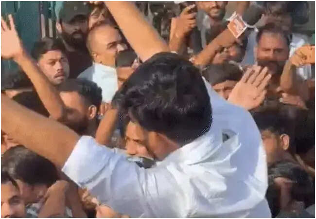 जयपुर में अभिजीत दीपके पर हमला, शिक्षा मंत्री के इस्तीफे की मांग के साथ प्रदर्शन