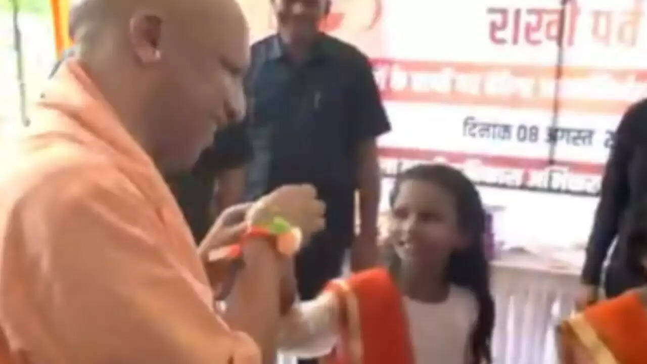 मुख्यमंत्री योगी आदित्यनाथ का बच्चों के साथ खास पल