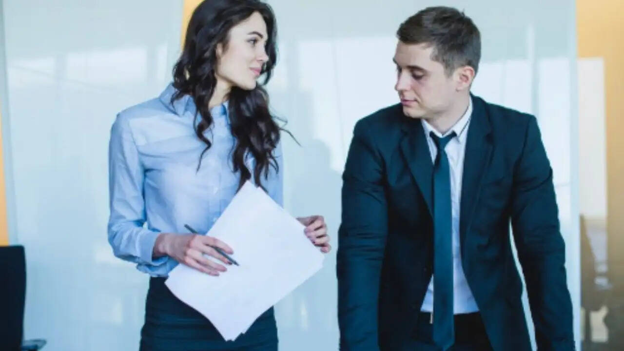 बॉम्बे हाई कोर्ट का महत्वपूर्ण निर्णय: ऑफिस में घूरने को आपराधिक नहीं माना गया