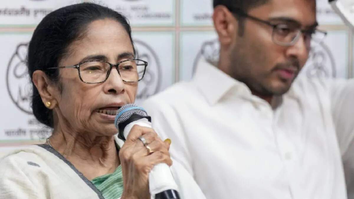 पश्चिम बंगाल में सत्ता संघर्ष: ममता बनर्जी का इस्तीफा देने से इनकार