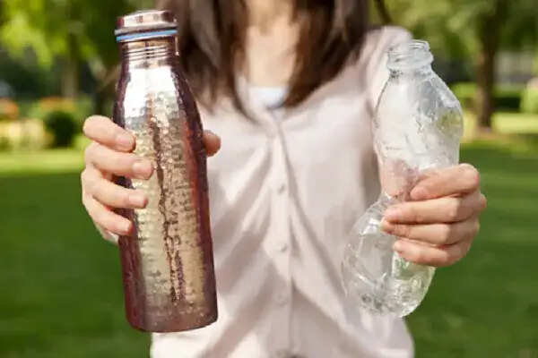 तांबे और स्टील की बोतलों का स्वास्थ्य पर प्रभाव: कौन सी है बेहतर?