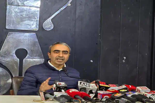 आम आदमी पार्टी का भाजपा पर चुनावी हमला, एलपीजी संकट पर उठाए सवाल