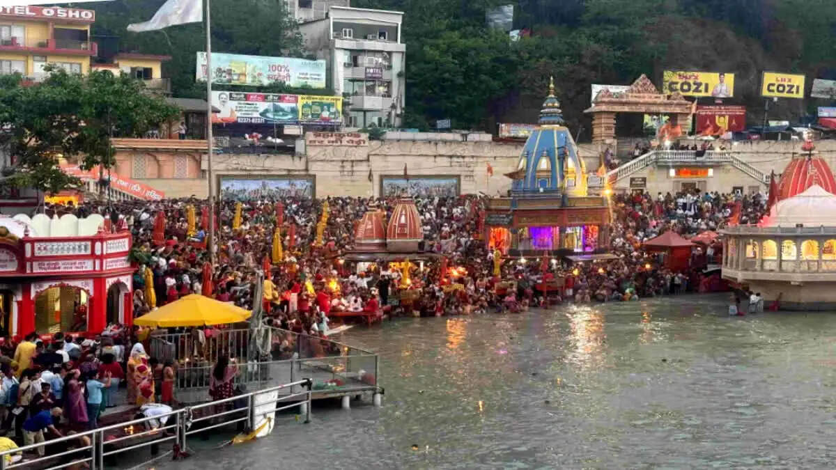 हरिद्वार में गंगा दशहरा पर श्रद्धालुओं की भारी भीड़, सुरक्षा के कड़े इंतजाम