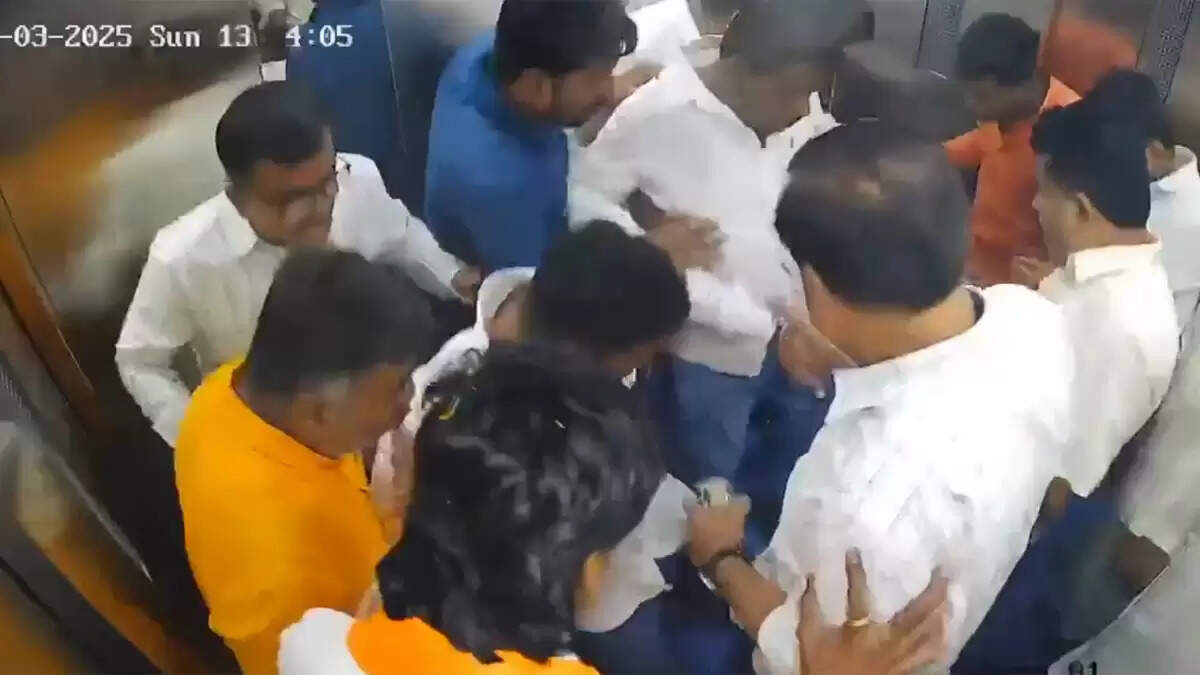मनोज जरांगे पाटिल का लिफ्ट हादसा: सुरक्षित बचे