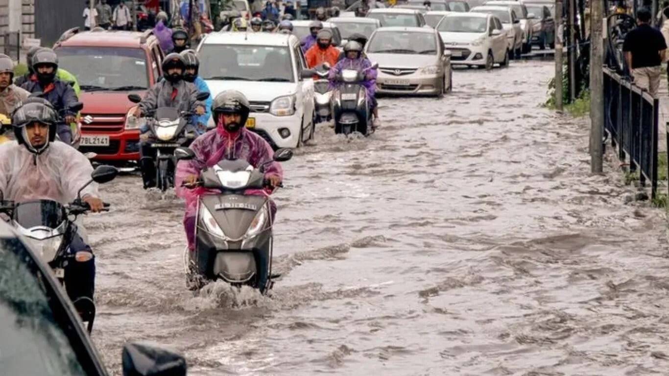 चंडीगढ़ में मानसून की बारिश से जनजीवन प्रभावित, स्कूलों में छुट्टी