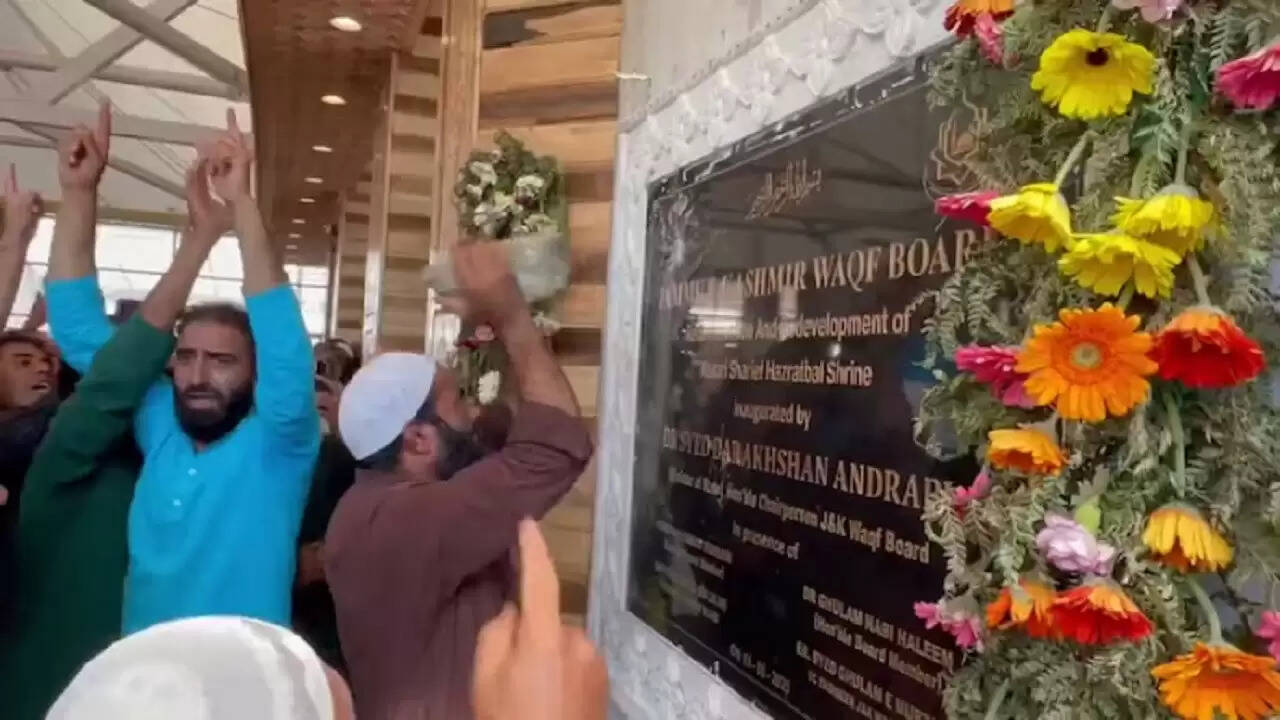 हज़रतबल मस्जिद में अशोक चिन्ह का विवाद: धार्मिक और राजनीतिक संवेदनशीलता का टकराव