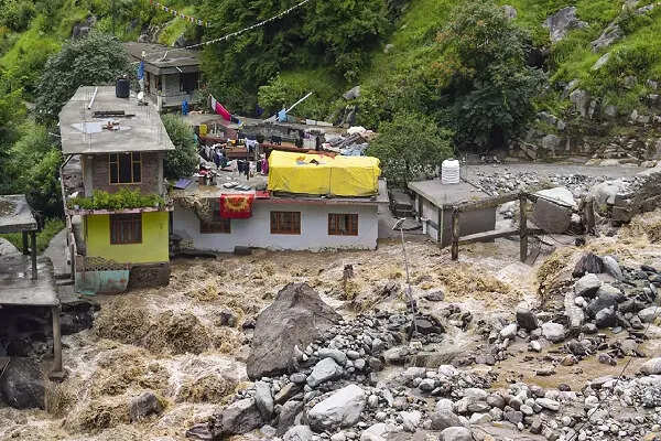 केदारघाटी में बादल फटने से हुई तबाही, कई घर और वाहन मलबे में दबे