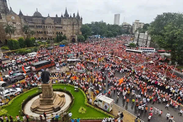 मराठा आरक्षण के लिए मनोज जारंगे का अनशन, मुंबई में जनसैलाब