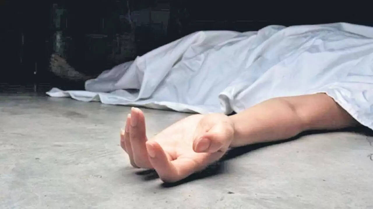 दिल्ली में चौंकाने वाली घटना: महिला का शव मिला, पति गंभीर हालत में