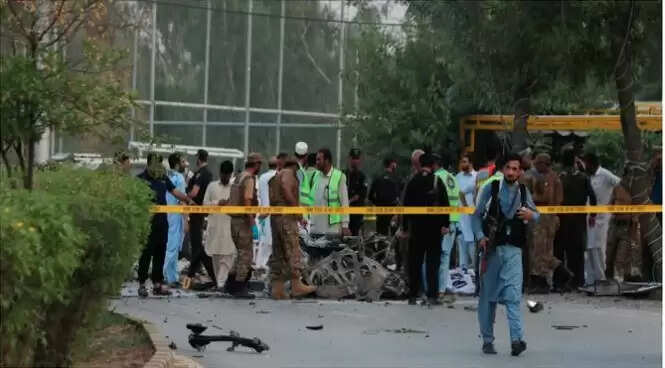 पेशावर में आत्मघाती हमले में तीन पुलिसकर्मियों की मौत