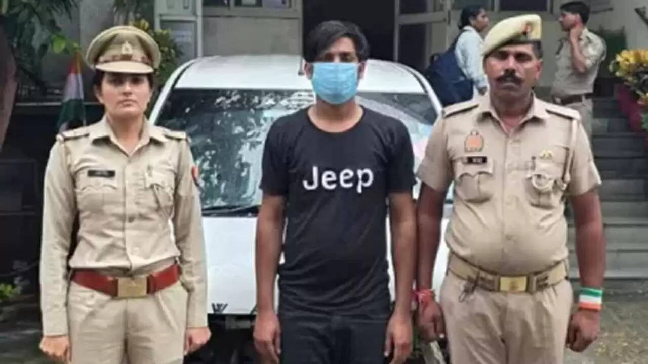 नोएडा में कैब चालक ने परिवार को बंधक बनाकर तेज रफ्तार में दौड़ाई कार